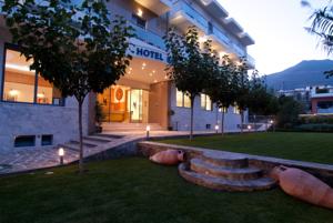 Saronis Hotel