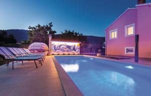Five-Bedroom Holiday home Kastel Luksic with an Outdoor Swimming Pool 01